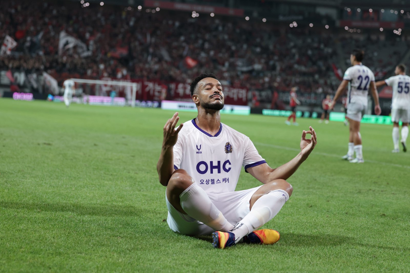 안양 모따가 31일 서울월드컵경기장에서 열린 서울과 K리그1 원정경기에서 후반 막판 2번째 골을 성공시킨 뒤 독특한 골 세리머니를 펼치고 있다. 사진제공|한국프로축구연맹