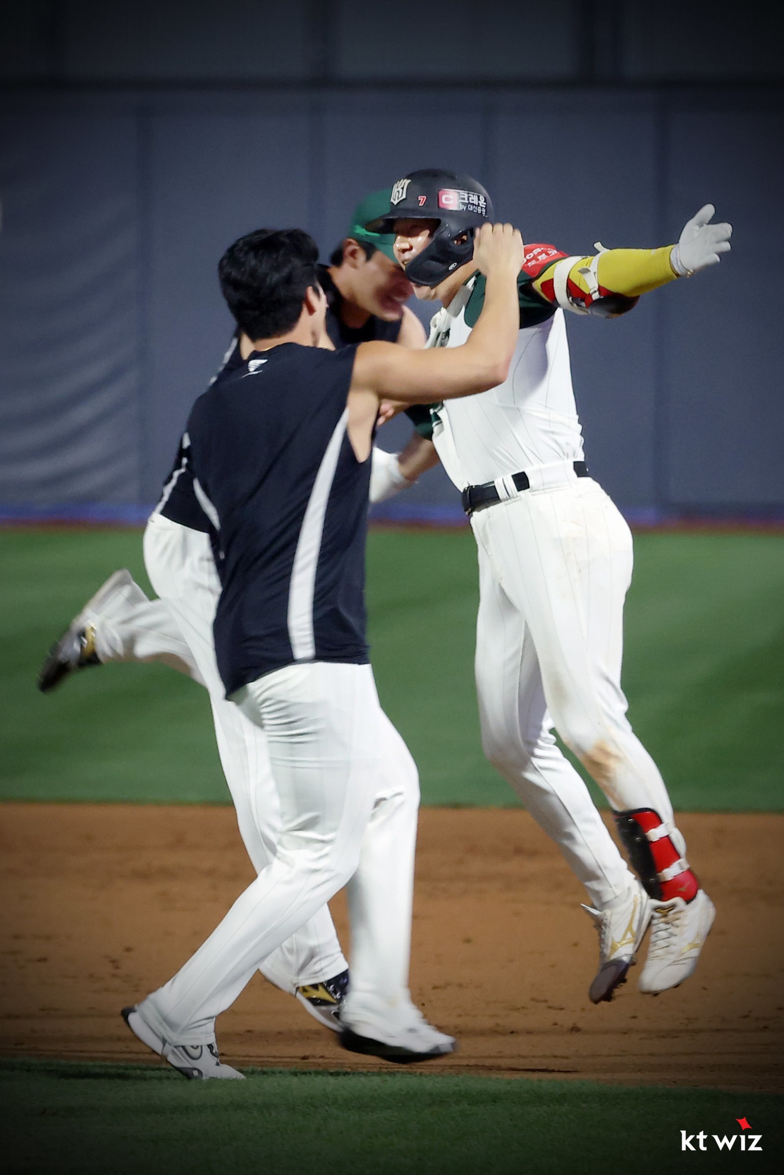 KT 김상수가 31일 수원KT위즈파크에서 열린 KIA와 홈경기 9회말 끝내기 2타점 2루타를 친 뒤 동료들과 환호하고 있다. KT는 김상수의 활약에 힘입어 KIA를 7-6으로 꺾고 위닝시리즈를 작성했다. 사진제공｜KT 위즈