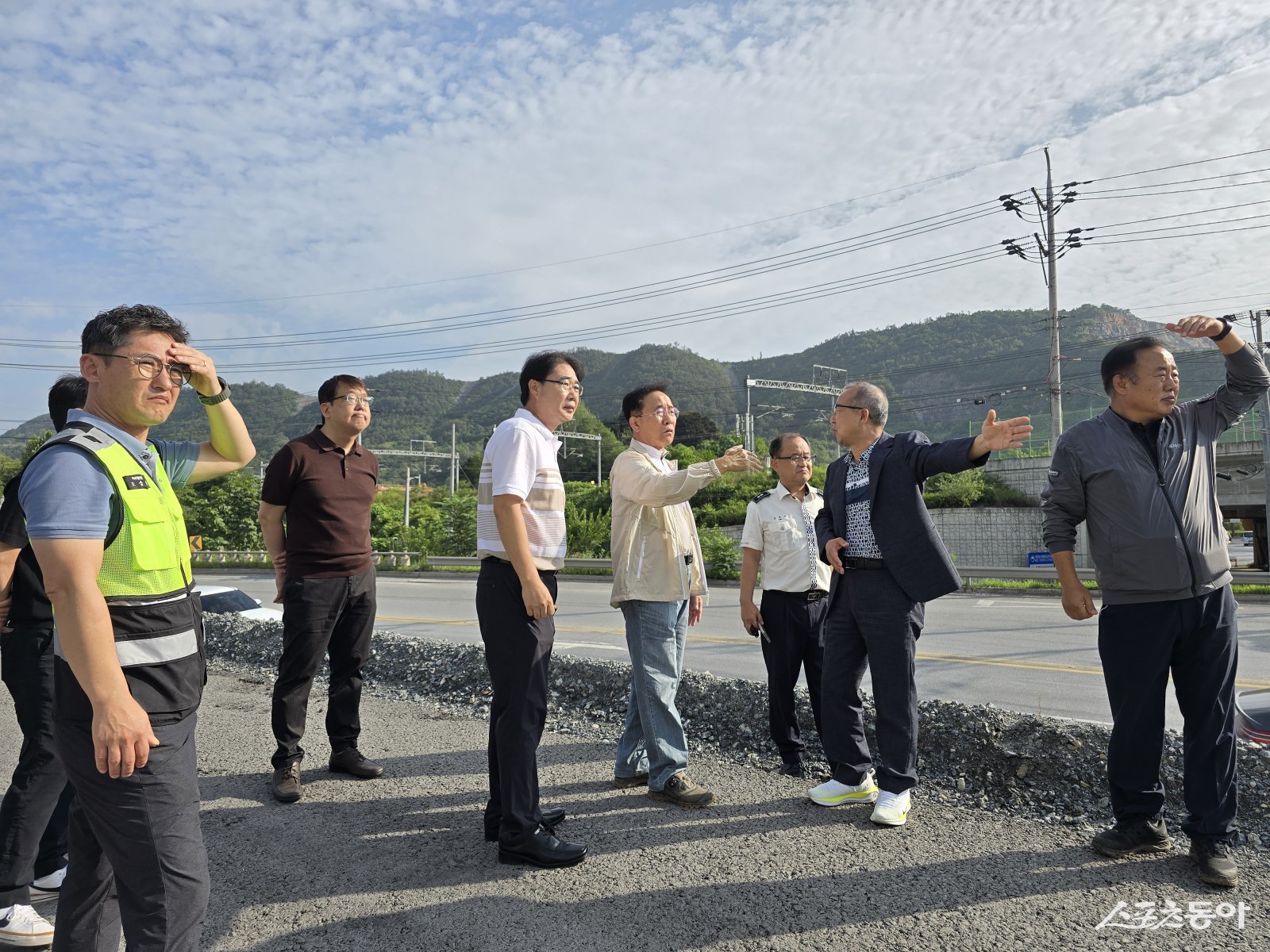 지난 28일 성신양회 정문 앞 교차로에서 김문근 단양군수 주관으로 교통 혼잡 해소를 위한 현장 협의를 열었다. 사진제공|단양군