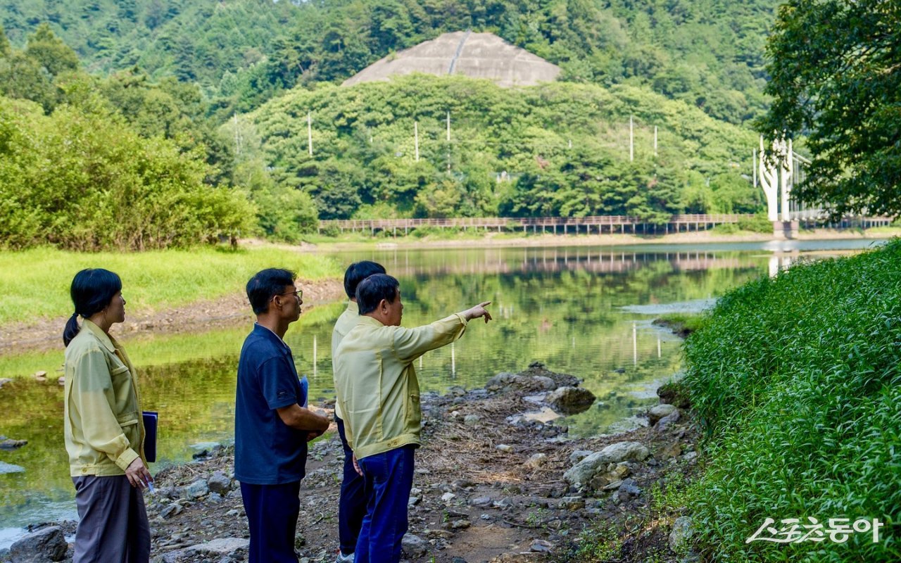 이재영 군수는 지난 31일 군청에서 가뭄 대비 긴급 대책회의를 주재하고 지역 내 저수지·소류지의 저수 현황과 관리 실태를 점검했다(도안면 노암리 영수지 점검 모습). 사진제공｜증평군