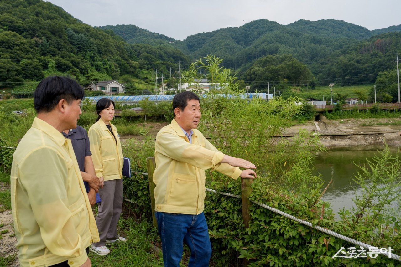 이재영 군수는 지난 31일 군청에서 가뭄 대비 긴급 대책회의를 주재하고 지역 내 저수지·소류지의 저수 현황과 관리 실태를 점검했다(증평 율리 삼기저수지 점검 모습). 사진제공｜증평군