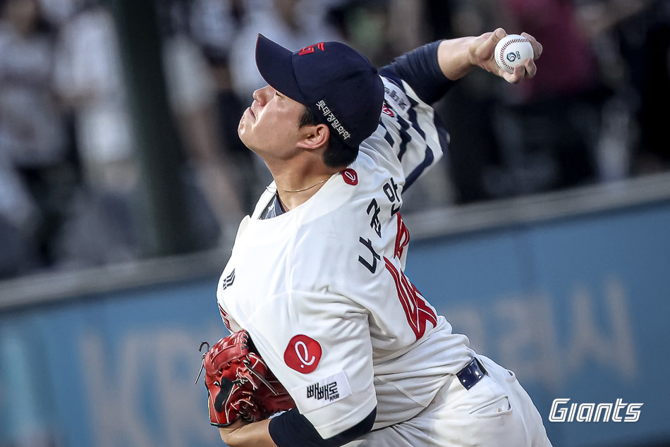 롯데 나균안이 8월 31일 사직구장에서 열린 두산과 홈경기에 선발등판해 역투하고 있다. 사진제공｜롯데 자이언츠