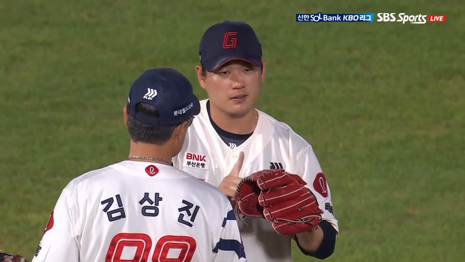 롯데 나균안이 8월 31일 사직구장에서 열린 두산과 홈경기 4회초 강습 타구에 맞은 뒤 교체를 지시한 덕아웃을 향해 손짓하고 있다. 사진출처｜SBS Sports·티빙 중계화면 캡처