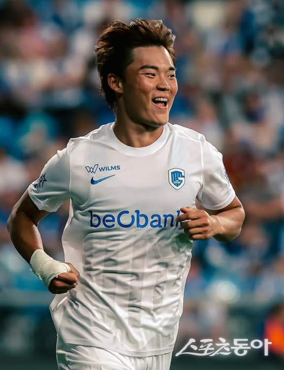 축구국가대표팀 공격수 오현규가 헹크에서 슈투트가르트로 이적할 가능성이 제기됐다. 현지 매체의 보도대로 1일(한국시간) 쥘터 바레험전 선발명단에서 빠지는 등 이적추진 정황이 포착됐다. 이번 이적이 성사되면 꿈에 그리던 유럽 주요리그에 입성하게 된다. 사진출처│헹크 인스타그램