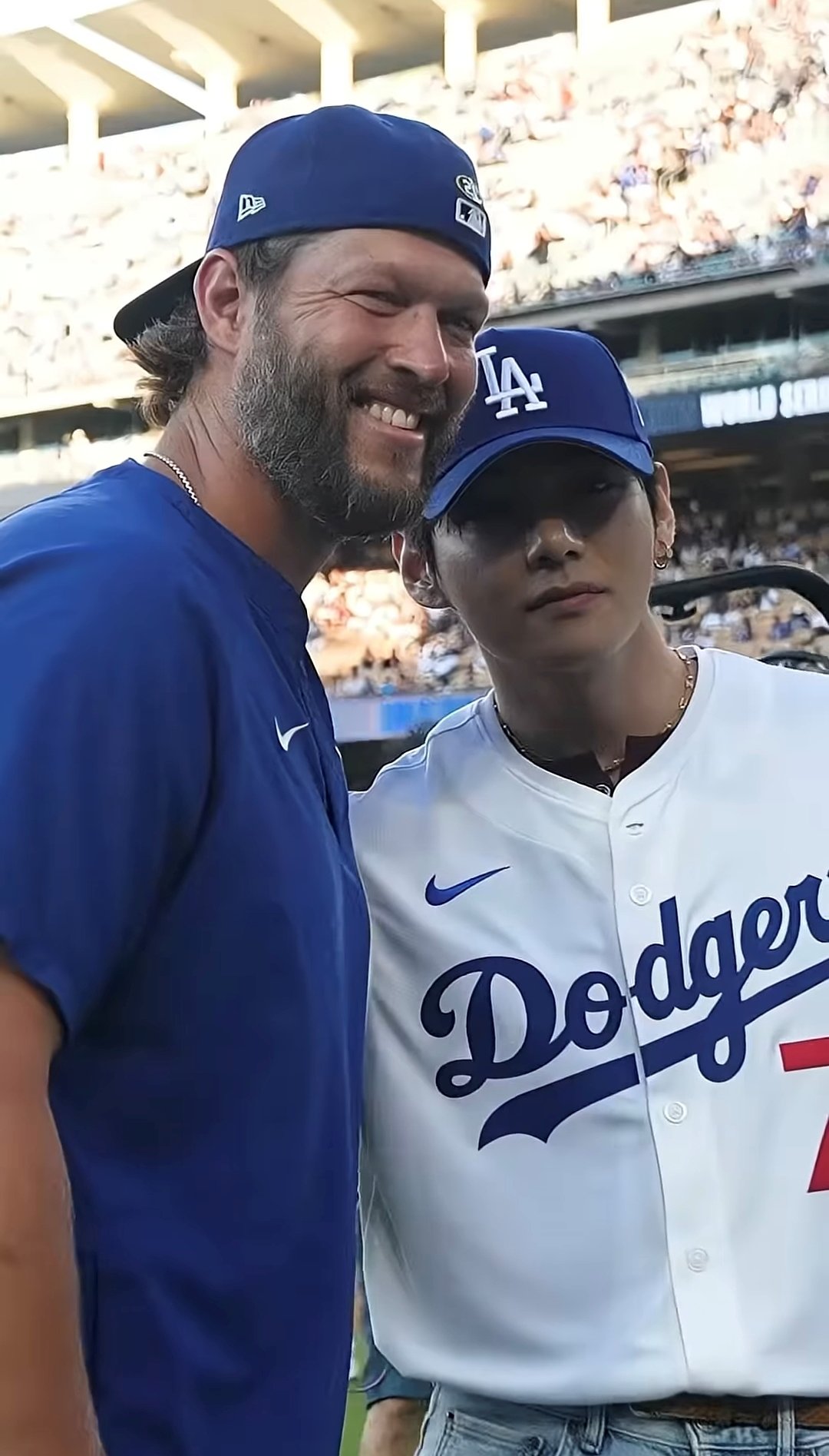 클레이튼 커쇼(왼쪽)과 뷔