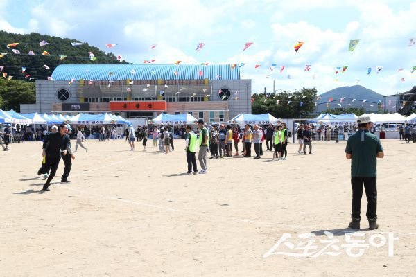 상주시가 지난달 30일 ‘제16회 화서면민 화합 민속체육대회’를 진행하고 있는 모습. 사진제공ㅣ상주시