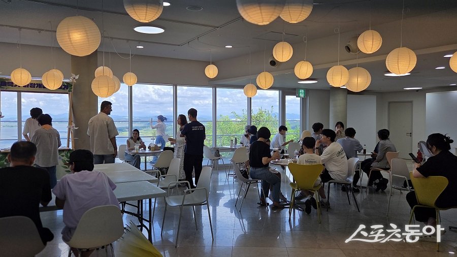 김포시, 애기봉 행사를 즐기고 있는 관광객들이다. 사진제공|김포시청