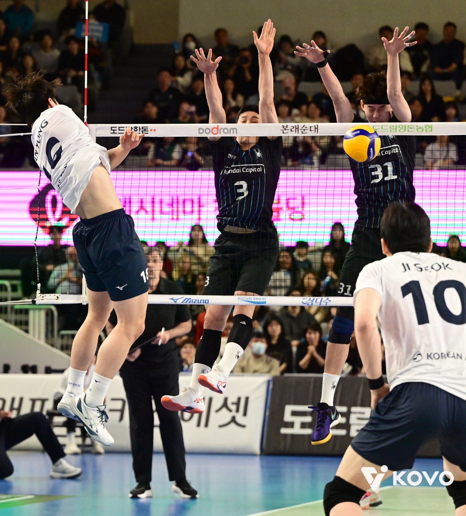 현대캐피탈 황승빈(3번)과 정태준(31번)이 4월 2024~2025시즌 V리그 남자부 챔피언 결정전 3차전에서 대한항공의 공격을 블로킹하고 있다. 사진제공|KOVO