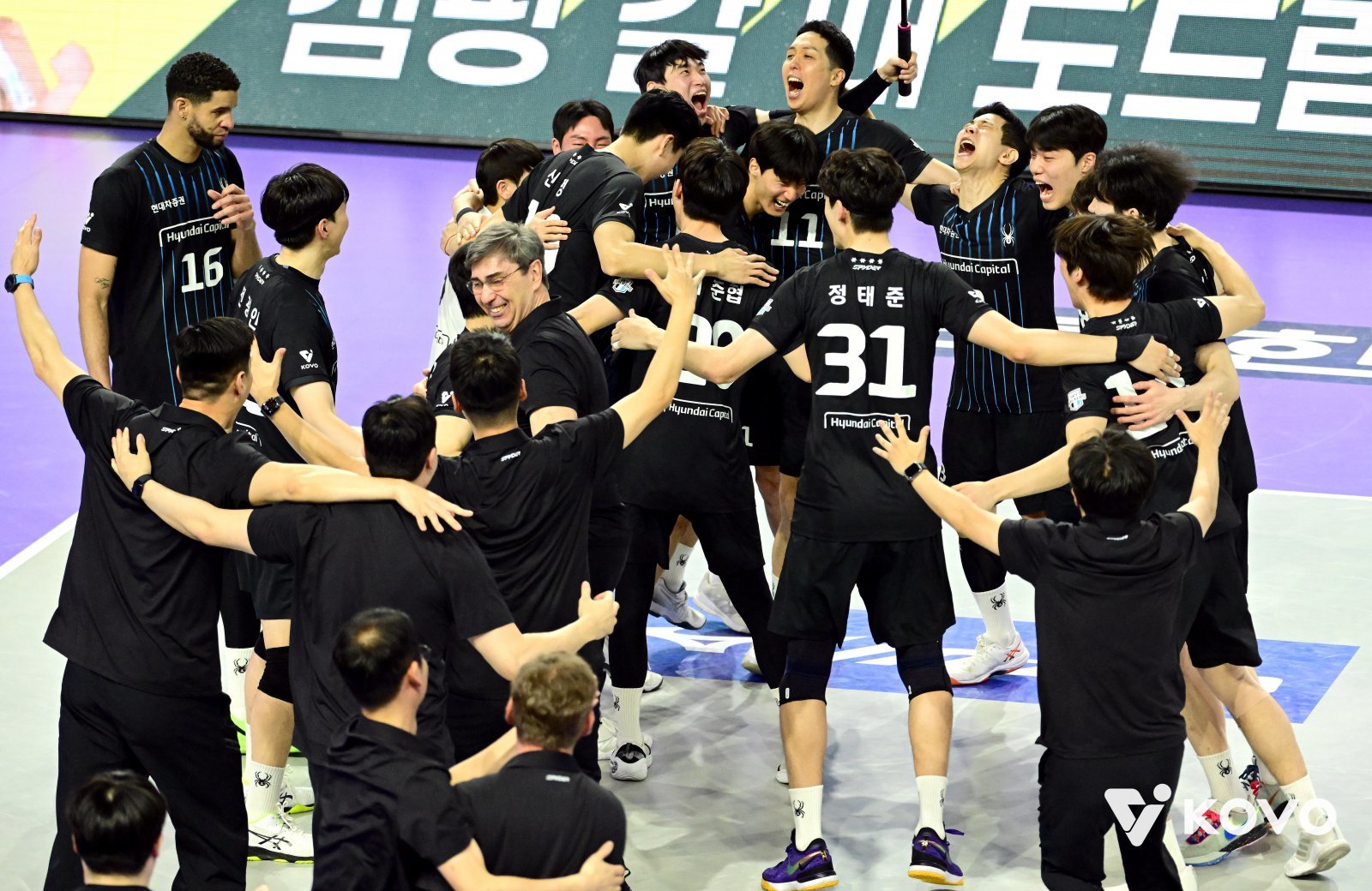 현대캐피탈 선수들이 4월 2024~2025시즌 V리그 남자부 챔피언 결정전 3차전에서 대한항공을 세트 스코어 3대1로 꺾고 통합우승을 차지한 뒤 기뻐하고 있다. 사진제공|KOVO