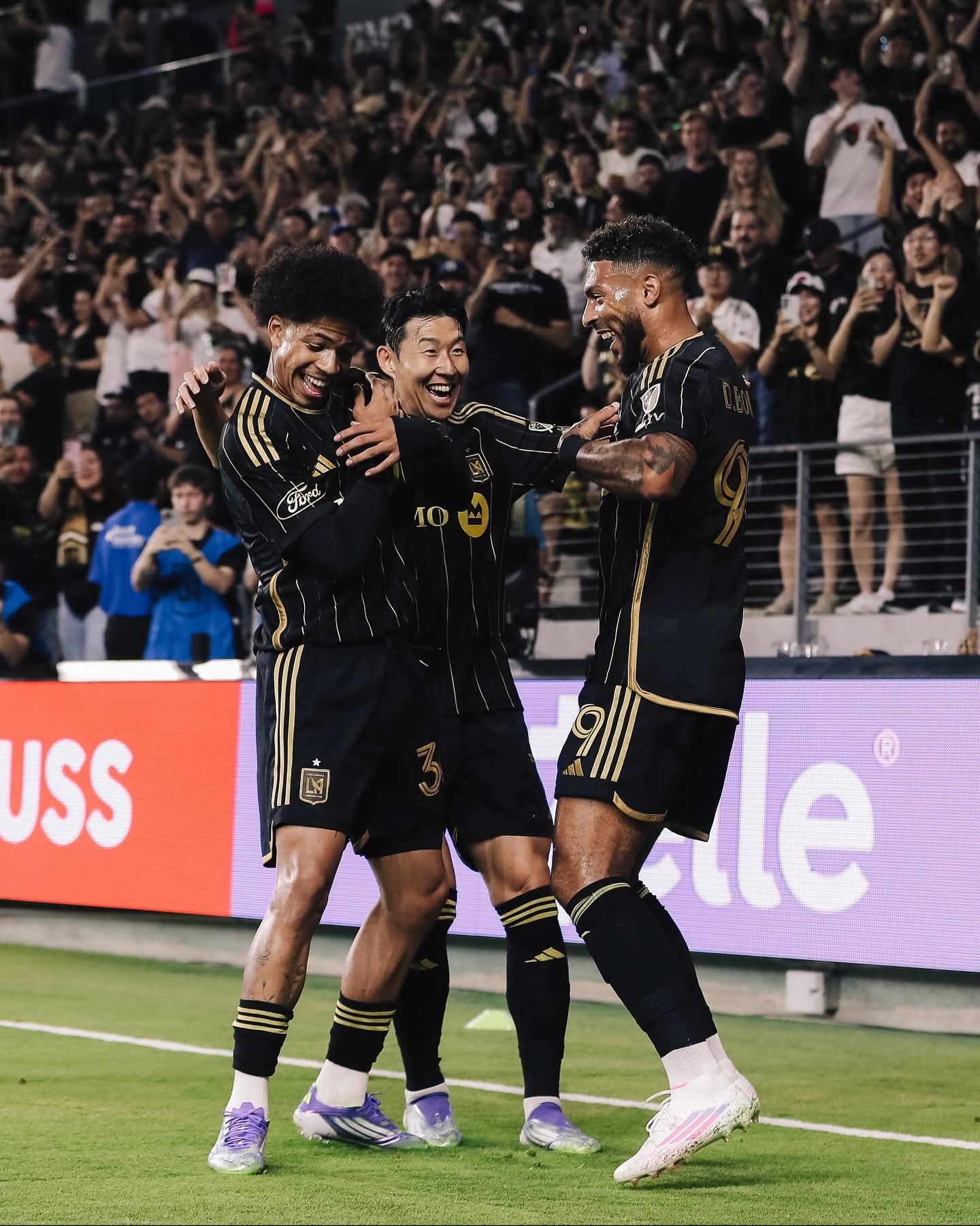 LAFC 손흥민(가운데)이 1일(한국시간) BMO 스타디움에서 열린 샌디에이고와 MLS 홈경기에서 전반 선제골을 터트린 부앙가를 축하해주고 있다. 사진출처|LAFC 페이스북