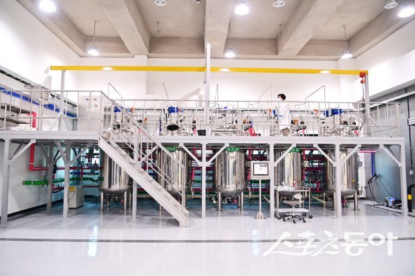 청송군 황금사과연구단지 미생물배양실에서 농업용 유용미생물을 배양하고 있다. 사진제공 ㅣ 청송군