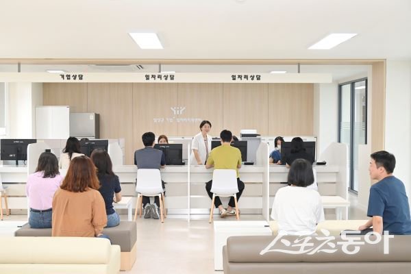 달성군 ‘기업+일자리 지원센터’(달성이룸캠프 4층). 개소 첫날 많은 방문객이 몰리며 성황을 이루고 있다. 사진제공 | 달성군