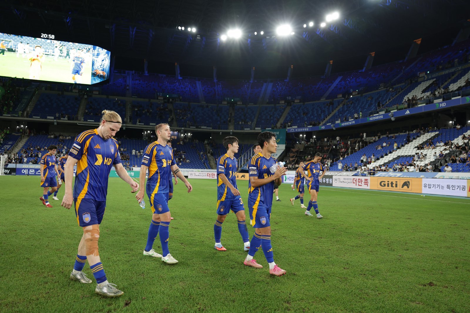 울산 선수들이 8월 30일 울산문수경기장에서 열린 전북과 K리그1 홈경기에서 완패한 뒤 야유하는 팬들을 향해 걸어가고 있다. 사진제공|한국프로축구연맹