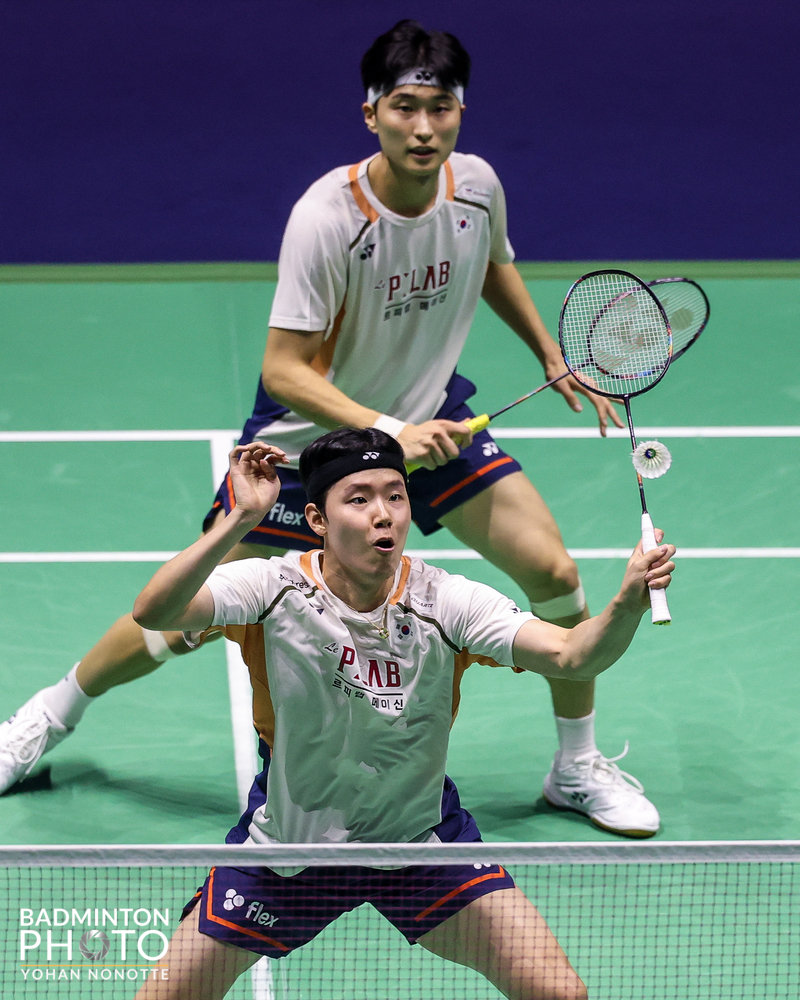 서승재(앞)-김원호(뒤)가 1일(한국시간) 프랑스 파리의 아디다스아레나에서 열린 2025세계선수권 마지막 날 남자복식 결승에서 류보양-류이를 상대하고 있다. 게임스코어 2-0으로 이긴 서승재-김원호는 올해 세계선수권에서 한국에 유일한 금메달을 안겼다. 사진제공│대한배드민턴협회