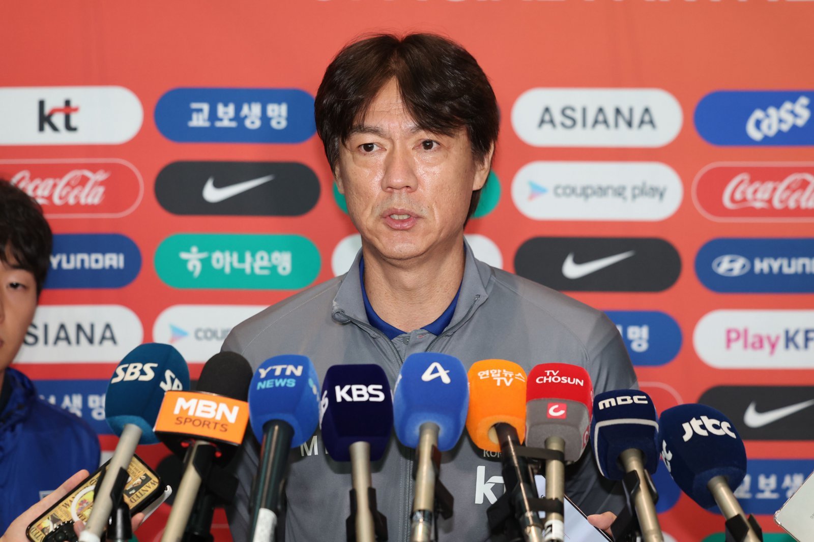 홍명보 축구대표팀 감독이 1일 인천국제공항 제2터미널에서 미국으로 출국하기 전 인터뷰를 하고 있다. 대표팀은 미국에서 7일(한국시간) 미국, 10일 멕시코와 잇달아 친선전을 치른다. 인천국제공항｜뉴시스