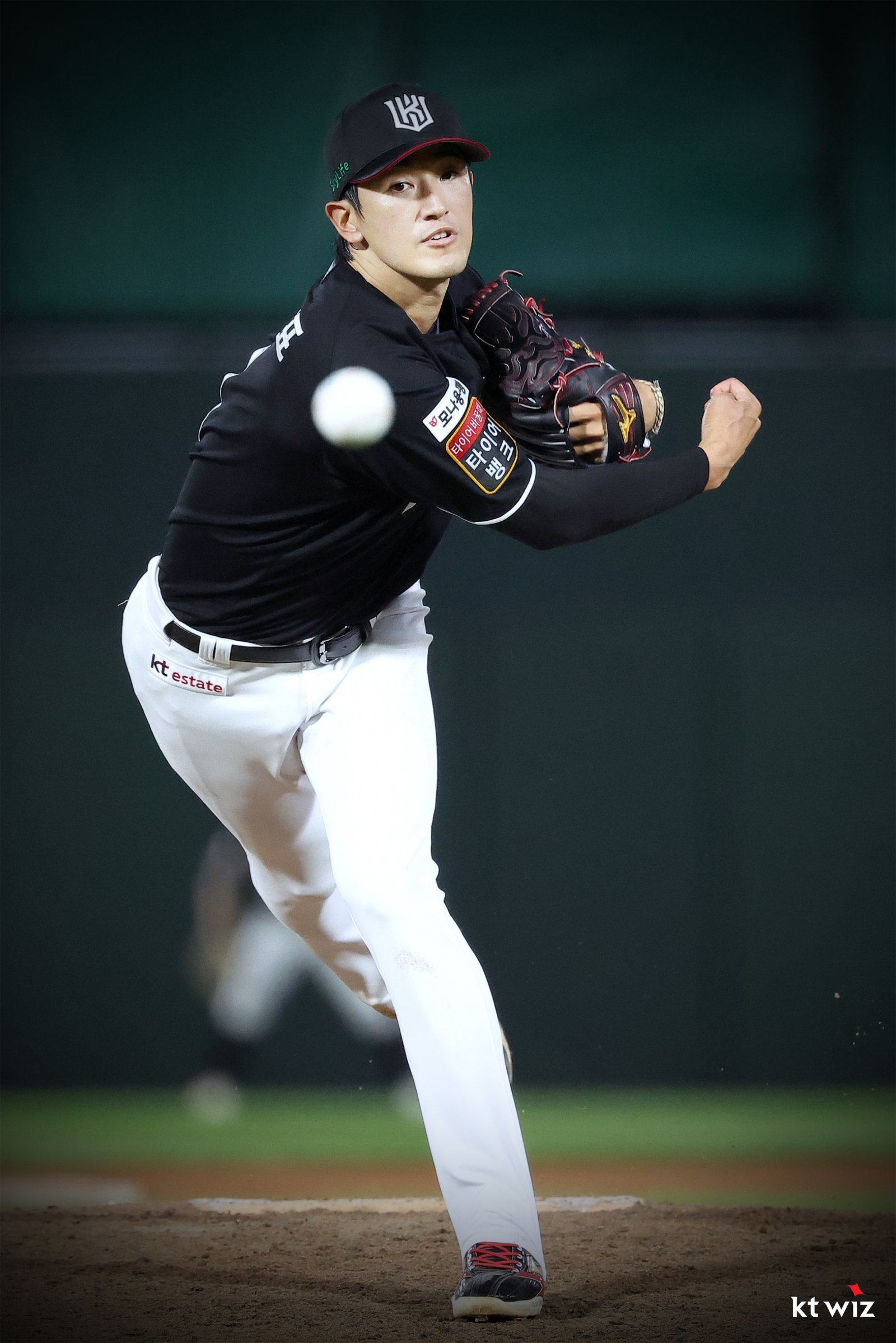 KT의 잠수함 에이스 고영표가 구단 최초의 통산 1000탈삼진 달성을 눈앞에 두고 있다. 고영표가 지난달 27일 사직 롯데전에 선발등판해 역투하고 있다. 사진제공｜KT 위즈
