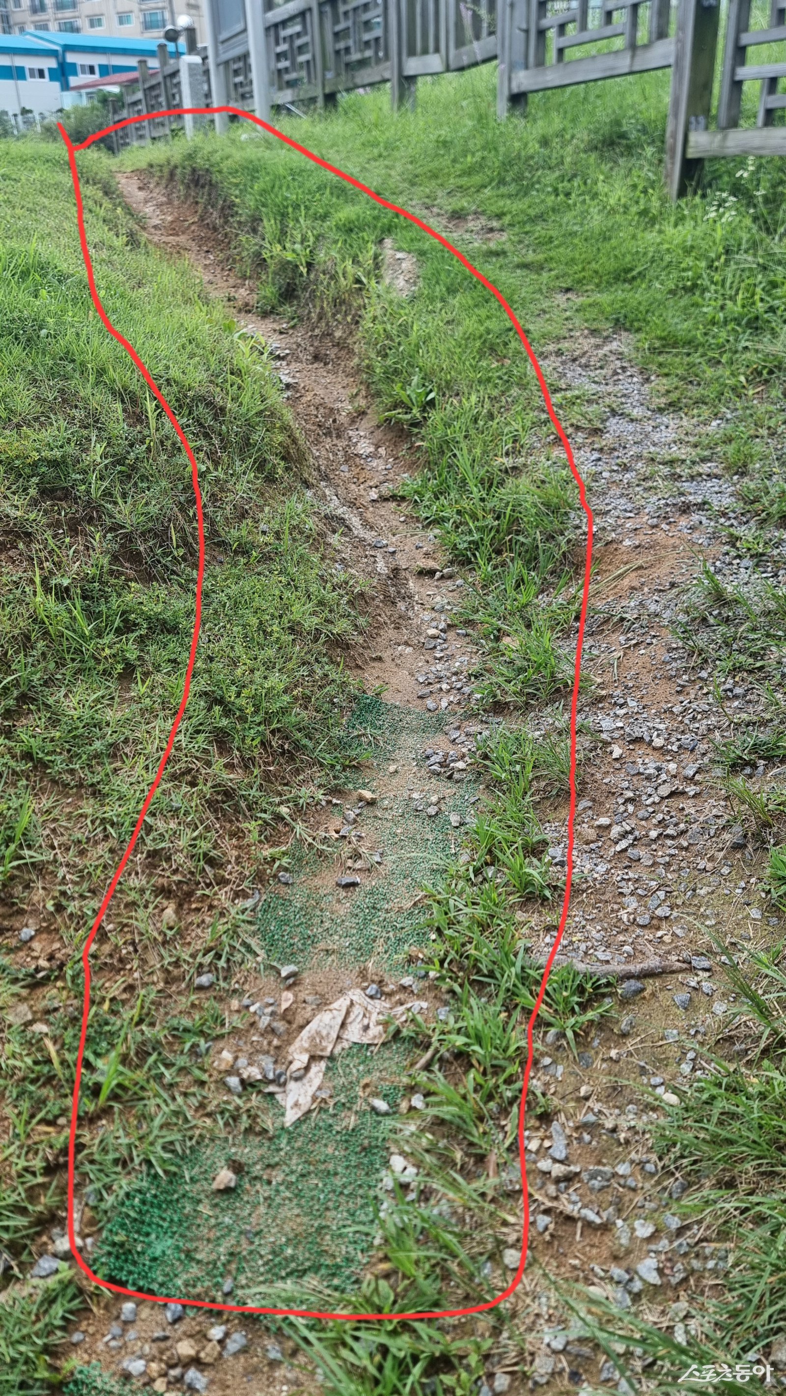  진입로는 도로가 파헤쳐져  물줄기가  되어있는 모습. 사진ㅣ고성철 기자