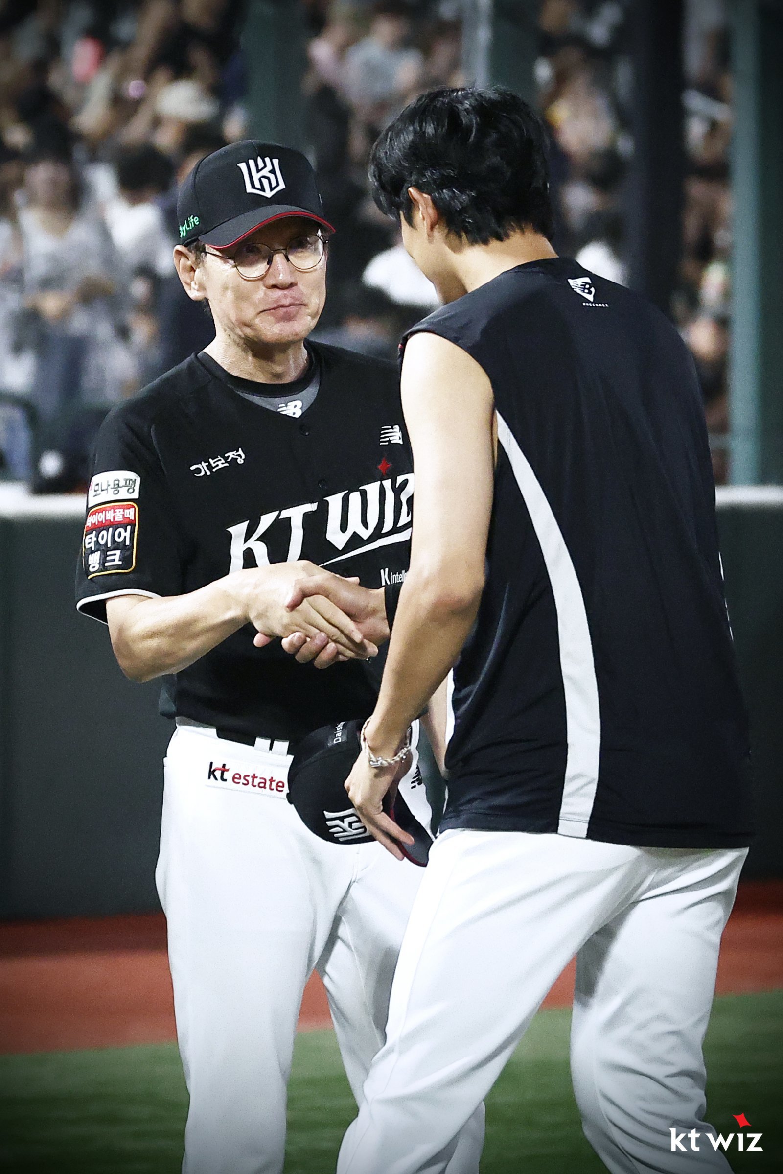 KT 고영표(오른쪽)가 지난달 27일 사직구장에서 열린 롯데전에 선발등판해 6이닝 1실점 역투로 팀의 7-2 승리를 이끈 뒤 이강철 감독과 악수하고 있다. 사진제공｜KT 위즈