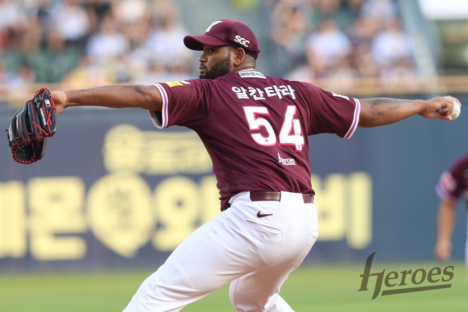 키움 라울 알칸타라가 지난달 31일 잠실구장에서 열린 LG전에 선발등판해 힘차게 공을 던지고 있다. 이날 알칸타라는 6이닝 4탈삼진 2실점을 기록했다. 알칸타라와 메르세데스가 완성한 키움표 원투펀치는 9월 순위 싸움을 펼치는 상대팀들에게 까다로운 존재가 될 전망이다. 사진제공|키움 히어로즈