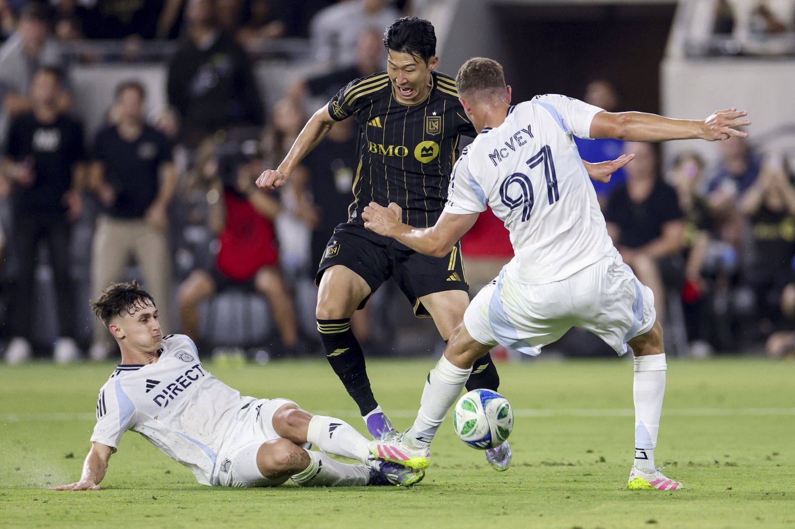 LAFC 손흥민(가운데)이 1일(한국시간) 미국 캘리포니아주 BMO 스타디움에서 열린 MLS 홈경기에서 루카 봄비노(27번) 등 샌디에이고 수비수 2명을 뚫기 위해 고군분투하고 있다. LA(미 캘리포니아주)|AP뉴시스