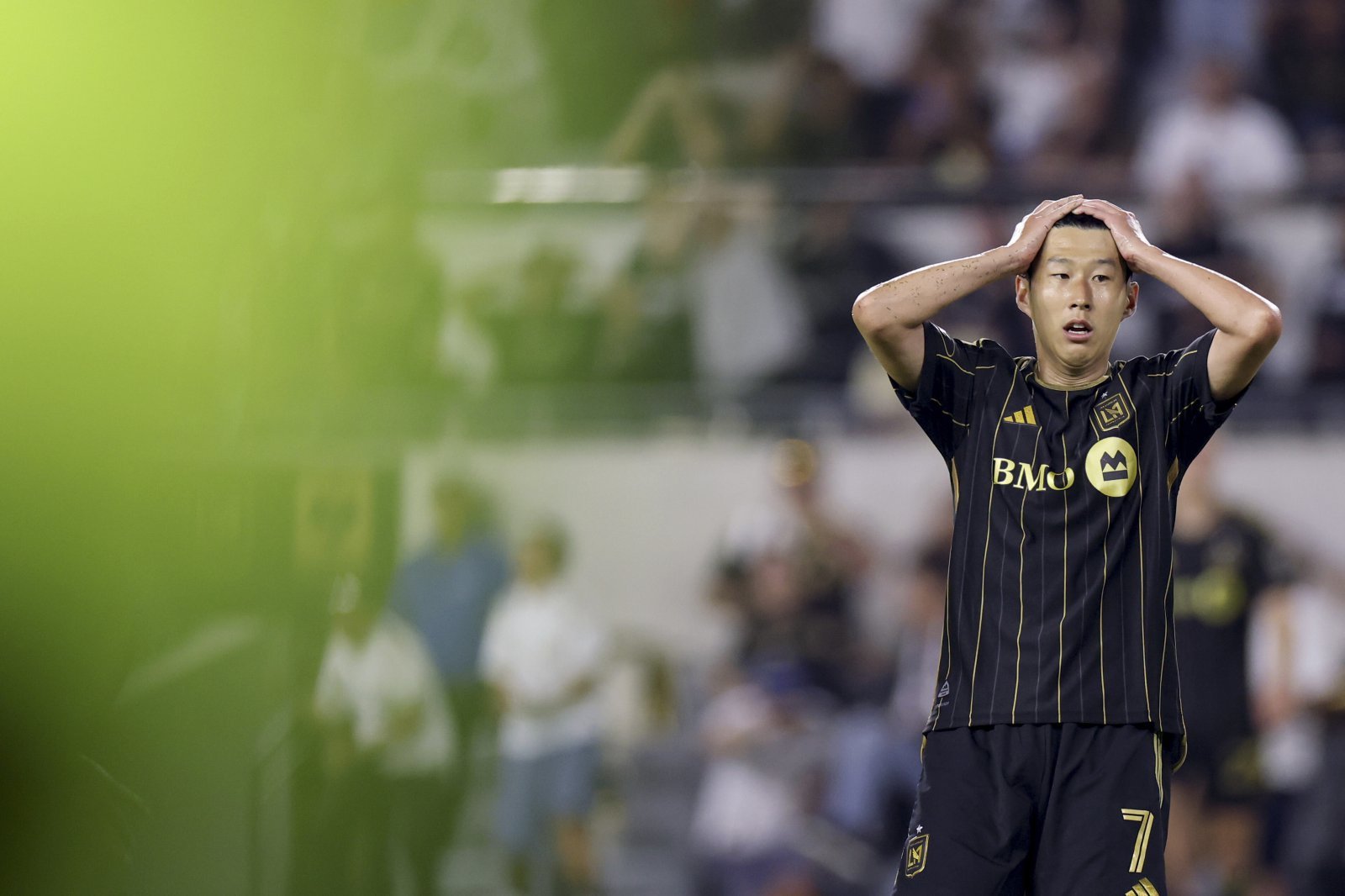 LAFC 손흥민이 1일(한국시간) 미국 캘리포니아주 BMO스타디움에서 열린 샌디에이고와 MLS 홈경기 도중 결정적 골 찬스를 놓친 뒤 머리를 감싸쥐고 아쉬워하고 있다. LA(미 캘리포니아주)|AP뉴시스