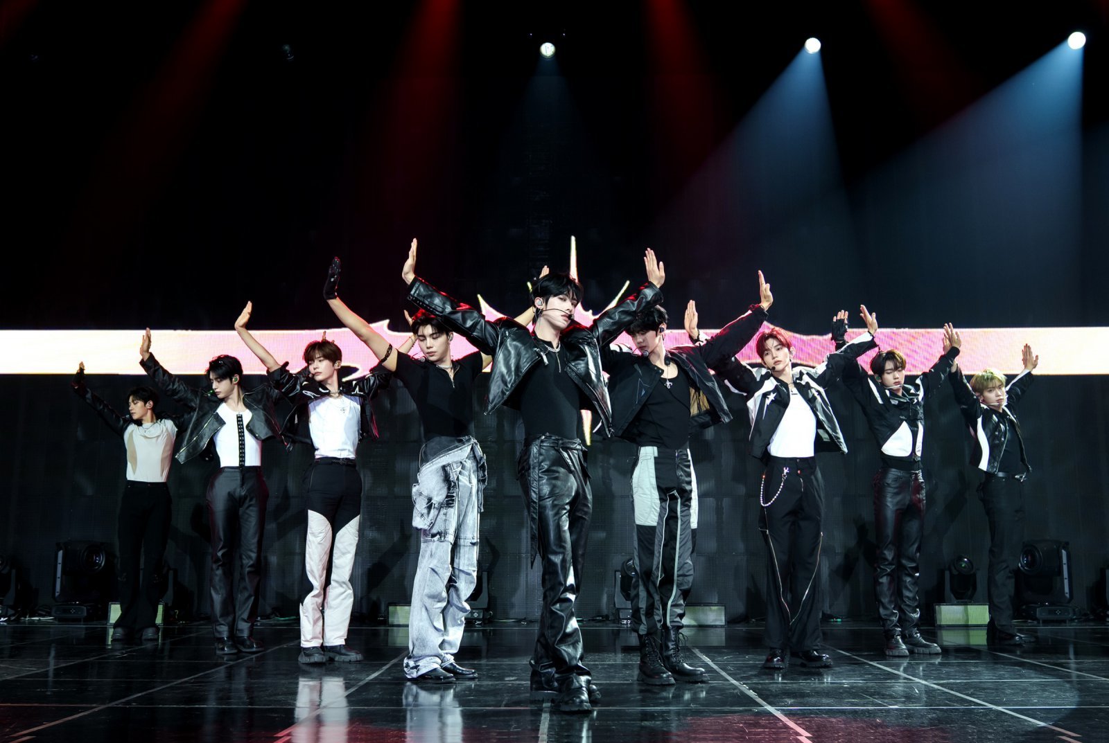 제로베이스원이 첫 정규 앨범으로 컴백했다. 1일 열린 미디어 쇼케이스에서는 타이틀곡 ‘ICONIK’과 ‘’Lovesick Game’ 무대를 최초 공개했다. 사진제공 | 웨이크원