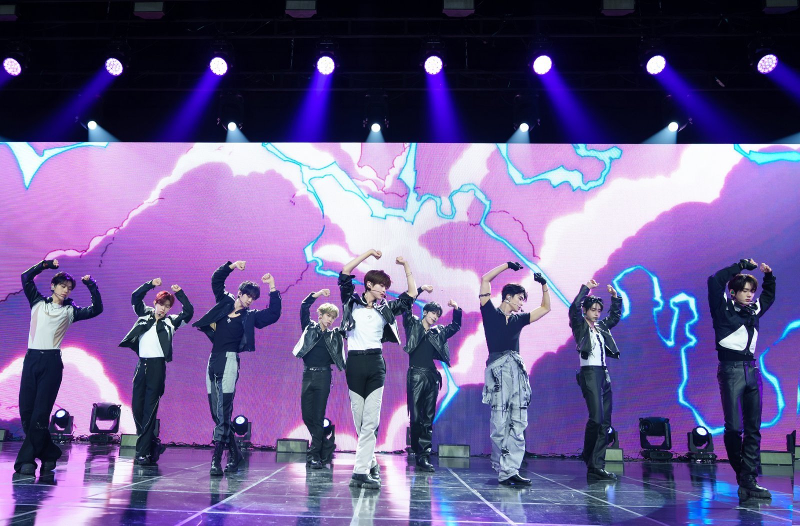 제로베이스원이 첫 정규 앨범으로 컴백했다. 1일 열린 미디어 쇼케이스에서는 타이틀곡 ‘ICONIK’과 ‘’Lovesick Game’ 무대를 최초 공개했다. 사진제공 | 웨이크원