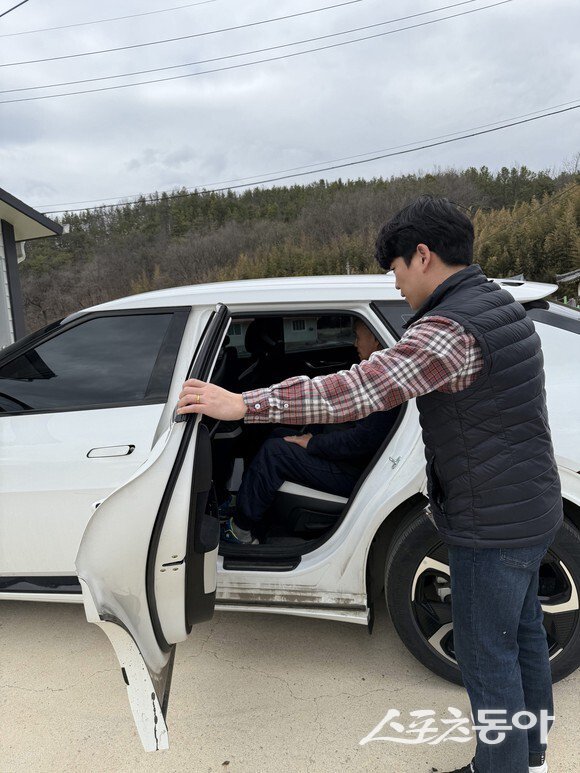 군위군보건소 치매안심센터가 운영 중인 치매안심 동행서비스를 진행하고 있는 모습. 사진제공ㅣ군위군
