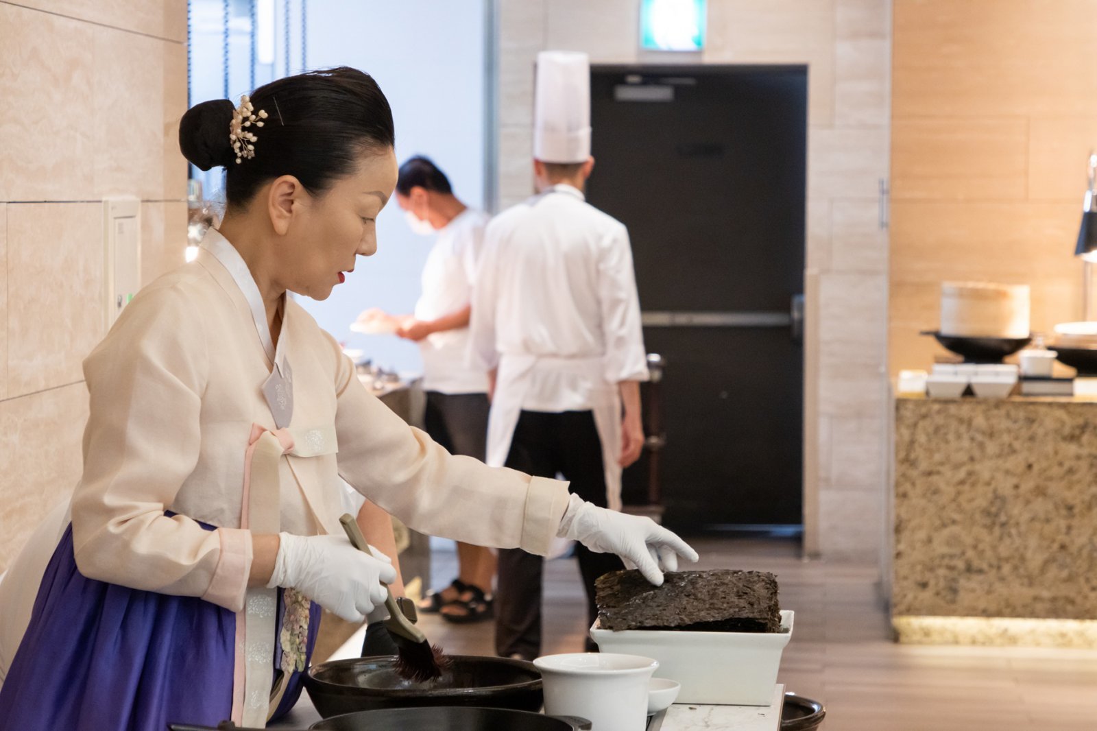 포레스트 리솜 몬도키친에서 김구이 퍼포먼스를 선보이는 이모카세 김미령 셰프