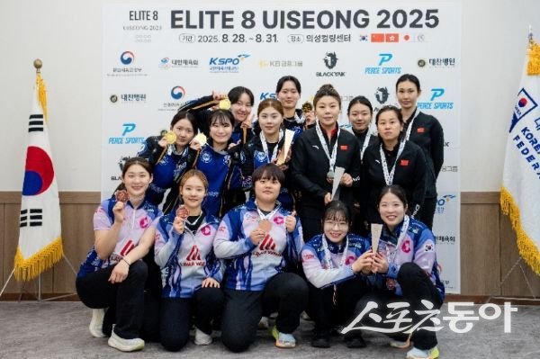 31일 의성 컬링센터에서 열린 국제 엘리트 여자컬링 투어대회 시상식이 끝나고 의성군청 여자컬링팀이 기념촬영을 하고 있는 모습. 사진제공ㅣ의성군