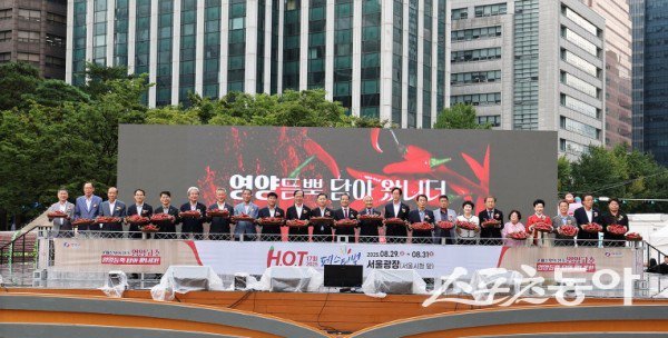 2025영양고추 HOT Festival 행사가 지난달 31일 마무리된 후 기념촬영을 하고 있는 모습. 사진제공ㅣ영양군