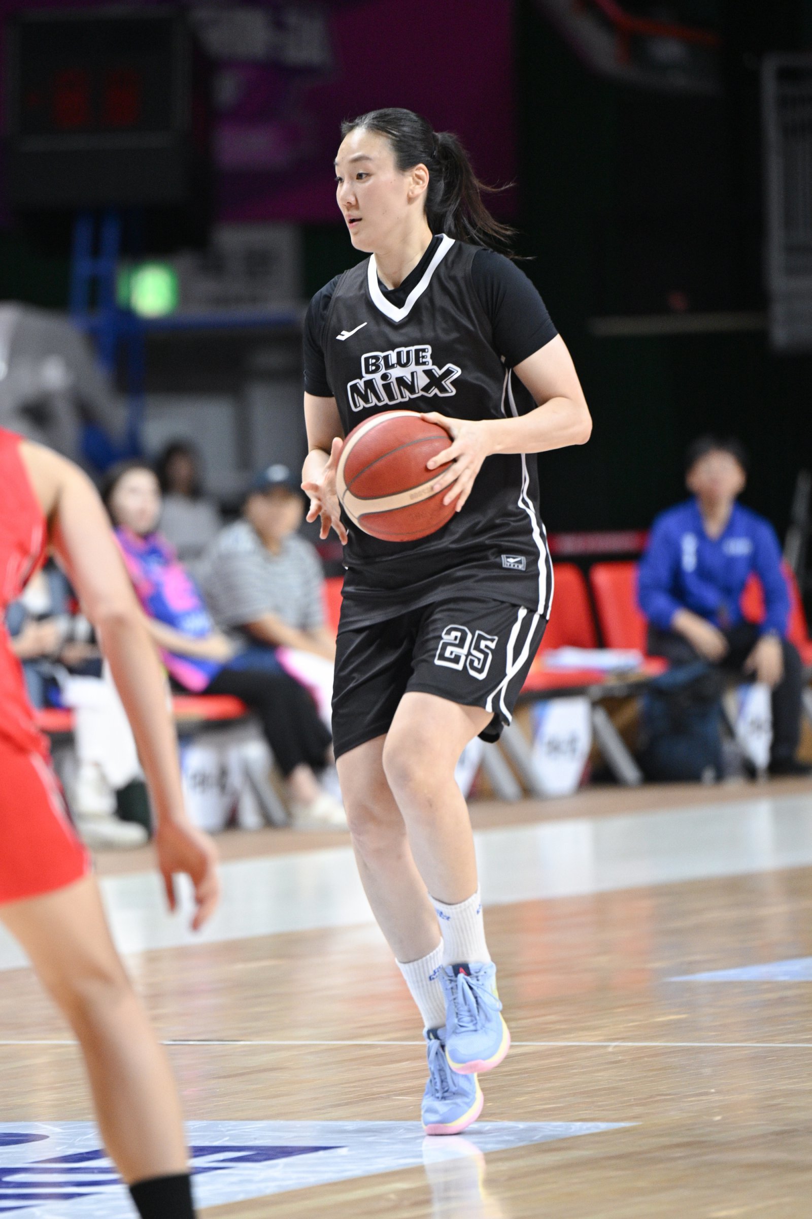 삼성생명은 ‘2025 BNK금융 박신자컵’을 통해 배혜윤-이해란의 ‘트윈 타워’를 뒷받침할 새 얼굴을 찾았다. 아시아쿼터 가와무라 미유키, 3년차 포워드 이예나가 주인공이다. 이들이 시너지를 내면 높이에선 누구에게도 밀리지 않을 것이라는 평가다. 1일 사직체육관에서 열린 후지쯔와 조별리그 2차전에서 공격을 시도하는 배혜윤. 사진제공｜WKBL