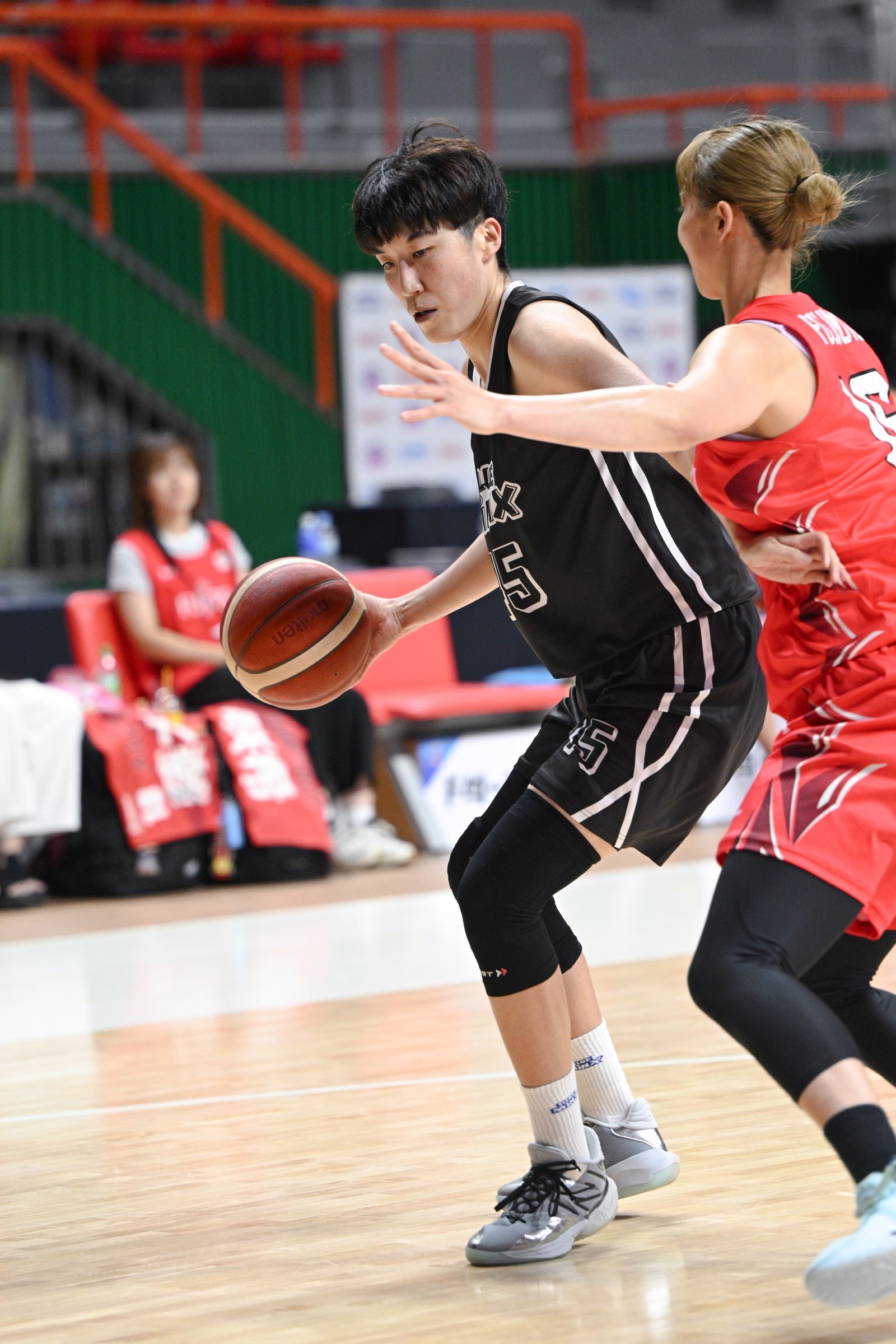 삼성생명은 ‘2025 BNK금융 박신자컵’을 통해 배혜윤-이해란의 ‘트윈 타워’를 뒷받침할 새 얼굴을 찾았다. 아시아쿼터 가와무라 미유키(왼쪽), 3년차 포워드 이예나가 주인공이다. 이들이 시너지를 내면 높이에선 누구에게도 밀리지 않을 것이라는 평가다. 1일 사직체육관에서 열린 후지쯔와 조별리그 2차전에서 포스트-업을 시도하는 가와무라. 사진제공｜WKBL