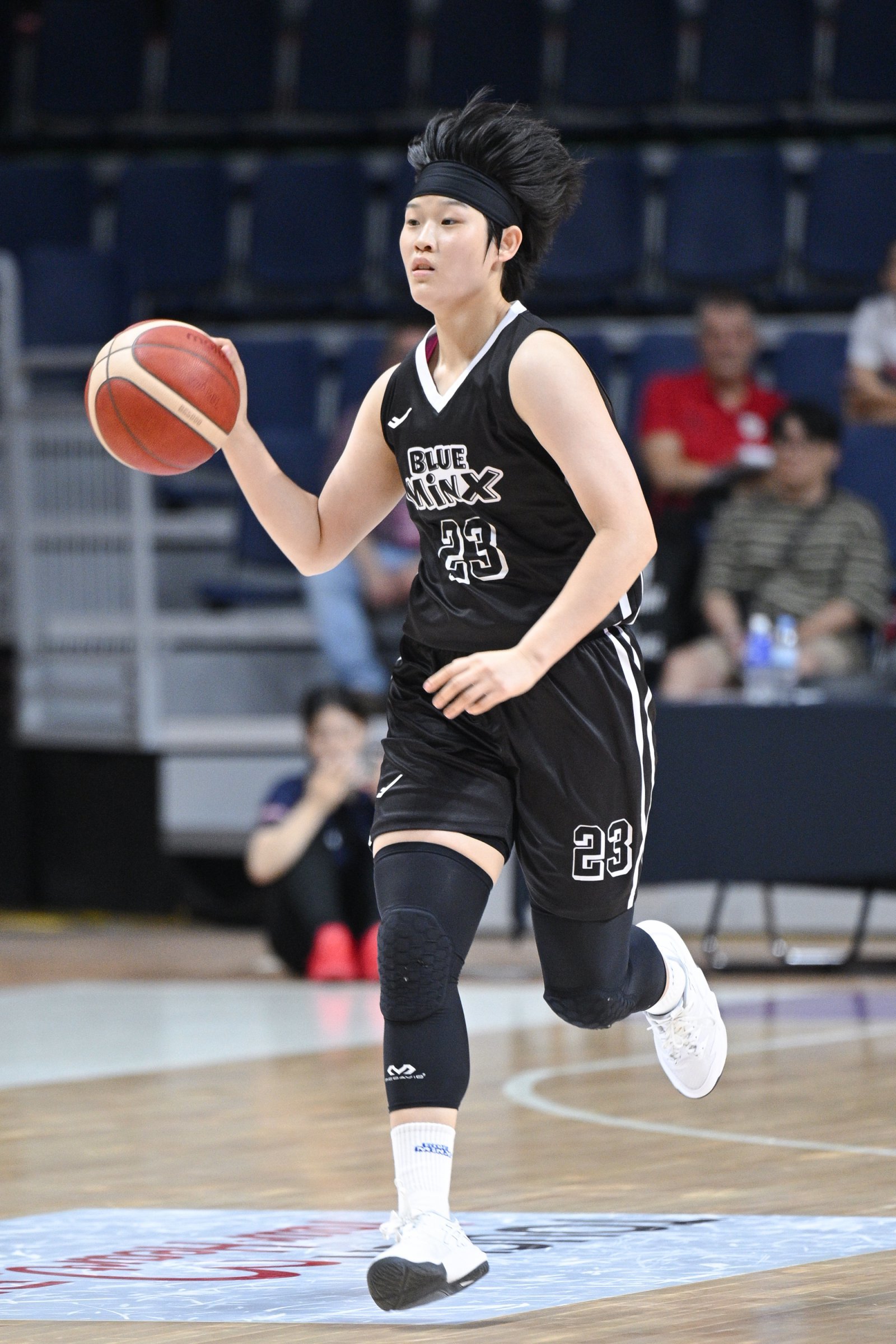 삼성생명은 ‘2025 BNK금융 박신자컵’을 통해 배혜윤-이해란의 ‘트윈 타워’를 뒷받침할 새 얼굴을 찾았다. 아시아쿼터 가와무라 미유키, 3년차 포워드 이예나가 주인공이다. 이들이 시너지를 내면 높이에선 누구에게도 밀리지 않을 것이라는 평가다. 1일 사직체육관에서 열린 후지쯔와 조별리그 2차전에서 공격을 시도하는 이예나. 사진제공｜WKBL