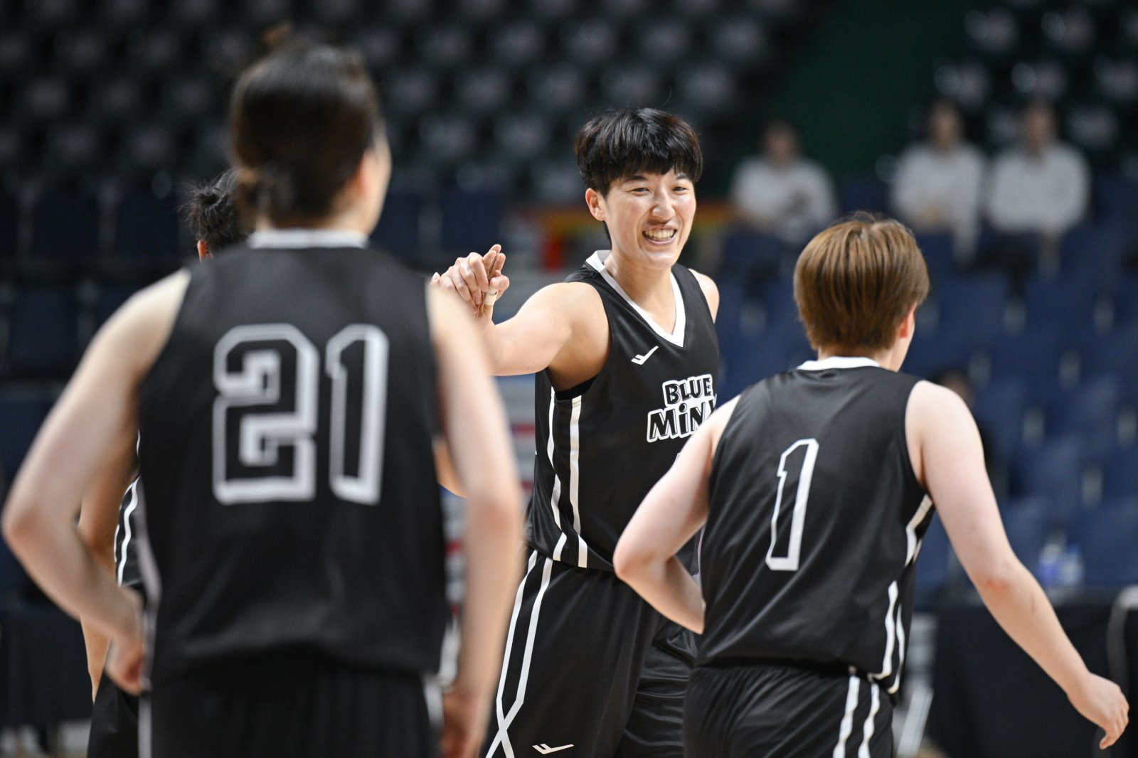 삼성생명 가와무라 미유키(가운데)가 1일 사직체육관에서 열린 후지쯔와 ‘2025 BNK금융 박신자컵’ A조 조별리그 2차전에서 24점을 폭발했지만, 팀은 57-68로 패했다. 동료들과 하이파이브를 하고 있는 가와무라. 사진제공｜WKBL