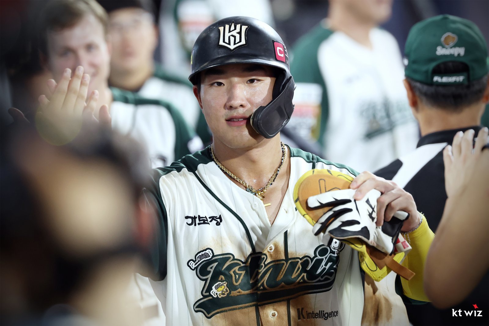 KT 안현민이 지난달 30일 수원KT위즈파크에서 열린 KIA와 홈경기 도중 득점한 뒤 덕아웃에서 동료들과 손뼉을 마주치고 있다. 사진제공｜KT 위즈