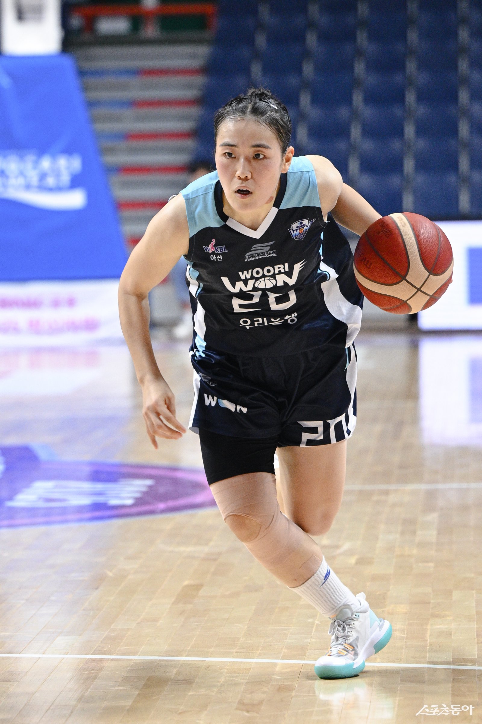 우리은행 이명관이 1일 사직체육관에서 열린 사라고사와 ‘2025 BNK금융 박신자컵’ 조별리그 A조 2차전에서 23점·14리바운드의 활약을 펼쳤지만, 팀의 패배를 막지 못했다. 공격을 시도하는 이명관. 사진제공|WKBL