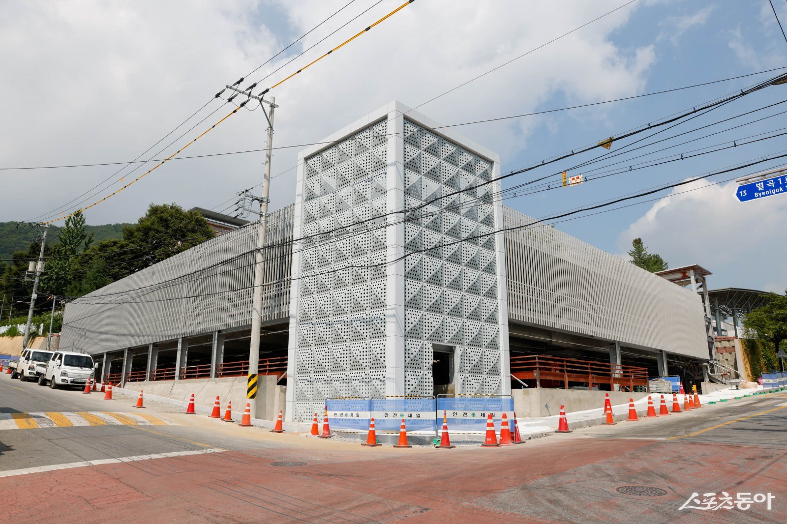 충북 단양군(군수 김문근)이 도심 주차난 해소를 위해 추진 중인 별곡 공용주차장 조성사업이 준공을 눈앞에 두고 있다(공사 현장 모습). 사진제공｜단양군