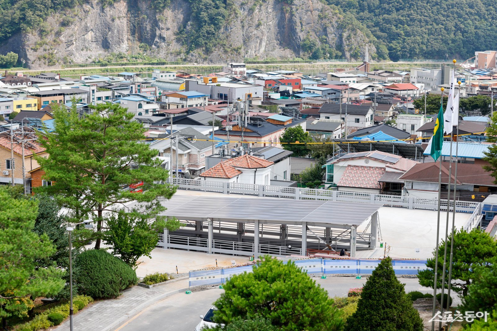 충북 단양군(군수 김문근)이 도심 주차난 해소를 위해 추진 중인 별곡 공용주차장 조성사업이 준공을 눈앞에 두고 있다(공사 현장 모습). 사진제공｜단양군