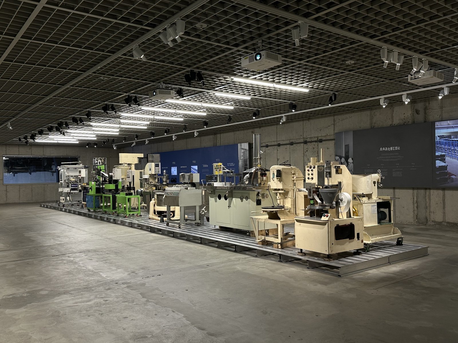 과거와 현재의 생산 공장 변화상을 살펴볼 수 있는 팩토리 공간. 사진제공｜아모레퍼시픽