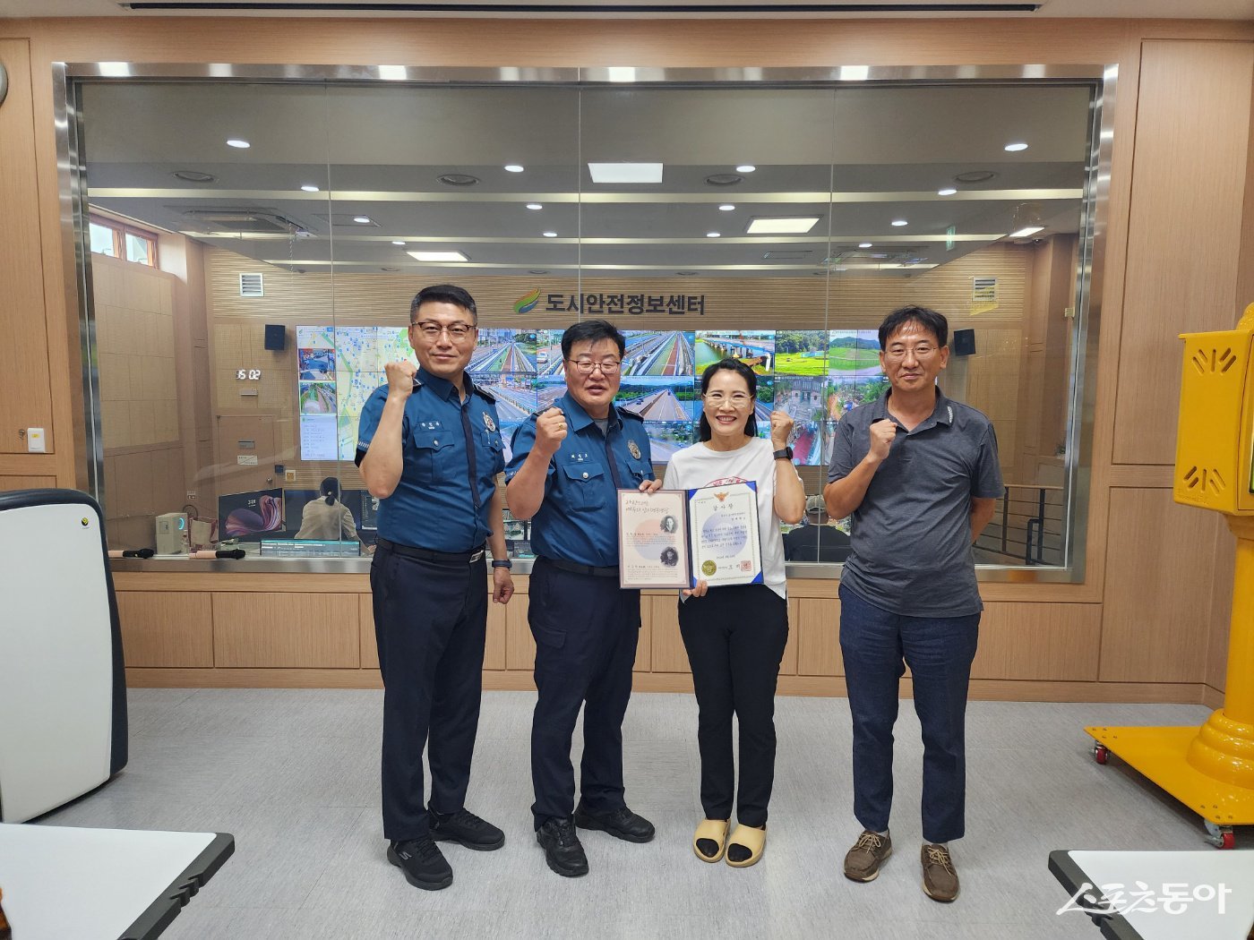 여주시는 지난 8월 새벽, 경찰로부터 자살 의심 신고를 접수한 뒤 관제요원이 CCTV 추적을 통해 위험 상황을 발견하고 즉시 대응에 나섰다고 밝혔다(감사장 수여 모습). 사진제공｜여주시