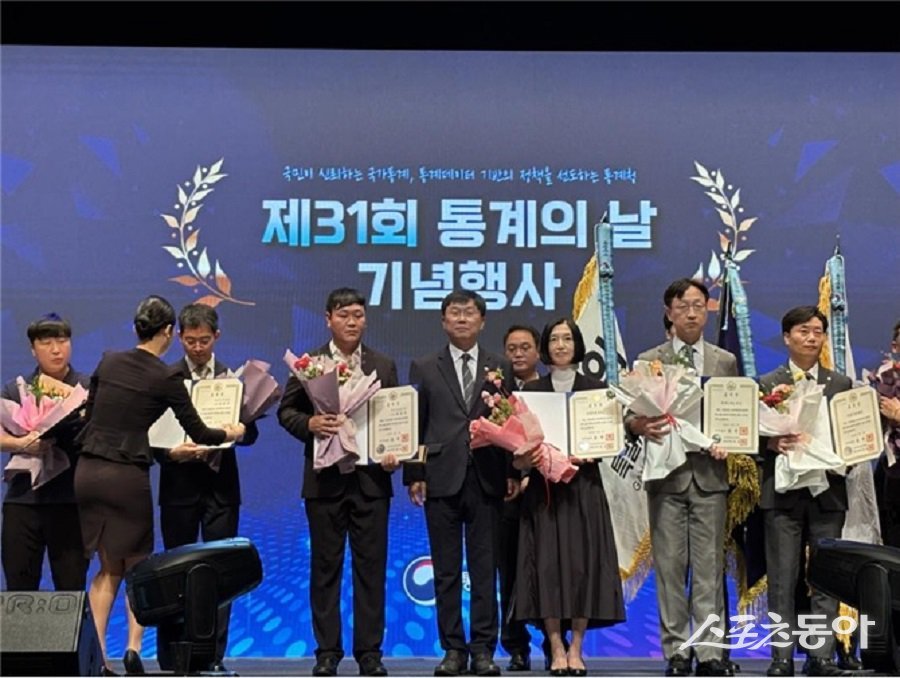 강원특별자치도(도지사 김진태)는 지난 1일 통계청이 주관한 ‘2025년 통계업무 진흥 유공(제31회 통계의 날 기념)’에서 전국 광역지자체 중 유일하게 정부포상인 국무총리 표창을 수상했다고 밝혔다(국무총리 표창 수상 모습). 사진제공｜강원도