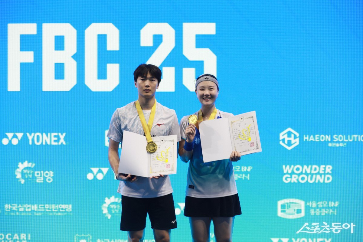 고양시청 배드민턴 선수 김재환, 포천시청 배드민턴 선수 신승찬(왼쪽부터) 사진제공ㅣ고양시 