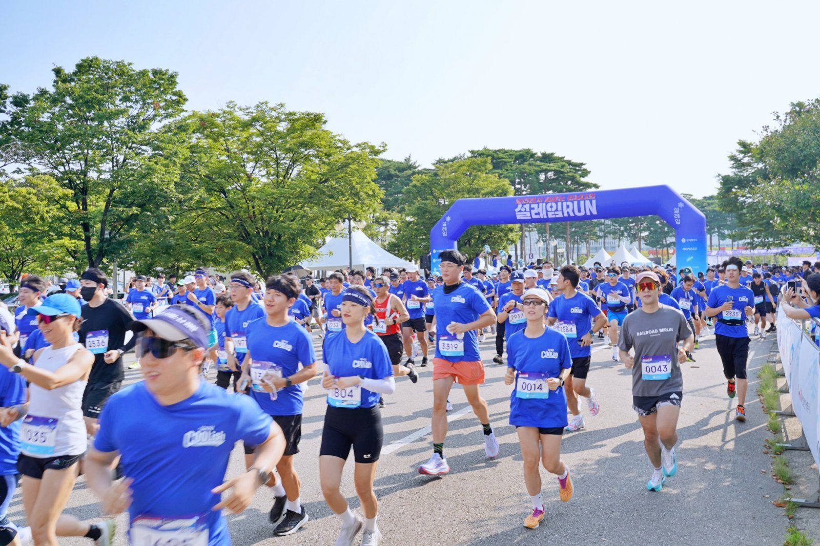 식음료 업계가 자사 브랜드와 스포츠·문화를 결합한 이색 행사로 주목받고 있다. ‘2025 설레임런’ 출발 모습. 사진제공｜롯데웰푸드
