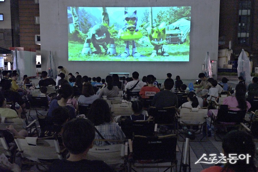 인천 부평구, 굴포먹거리타운 중앙광장에서 ‘굴포애[愛]달밤 야외극장’ 행사를 진행했다. 사진제공｜인천 부평구청