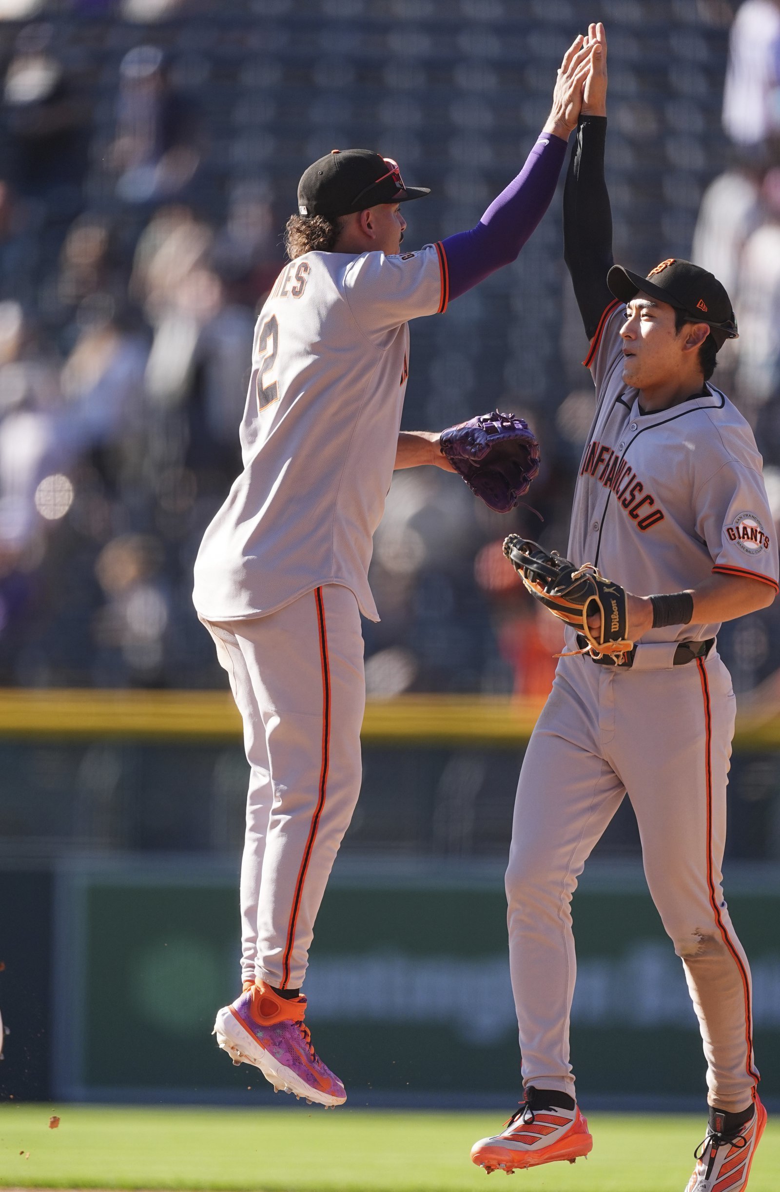 샌프란시스코 이정후(오른쪽)가 2일(한국시간) 쿠어스필드에서 열린 콜로라도전에서 3타수 1안타 1볼넷을 기록했다. 팀의 8-2 승리 직후 윌리 아다메스와 하이파이브를 하는 이정후. 덴버(미 콜로라도주)｜AP뉴시스