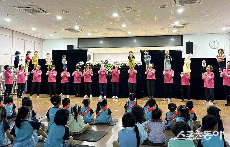 인천 미추홀구 사단법인 온세상나눔재단, ‘성폭력 예방 교육 인형극’을 진행했다. 사진제공|인천 미추홀구청