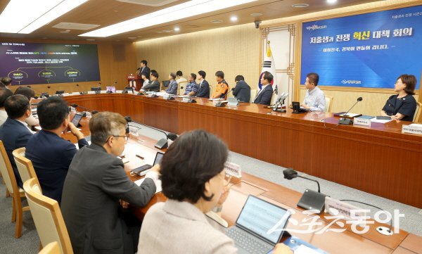 이철우 경북도지사가 저출생과 전쟁 혁신 대책 회의를 주재하고 있다. 사진제공 ㅣ 경북도