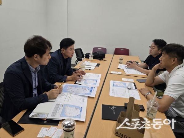 영주시 관계자들이 지난 1일 한국도로공사 관계자들을 만나 동서5축 반영을 촉구하고 있는 모습. 사진제공ㅣ영주시