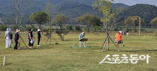 지난해 열린 ‘제3회 구미배 전국 파크골프대회’에서 선수들이 경합하고 있는 모습. 사진제공ㅣ구미시